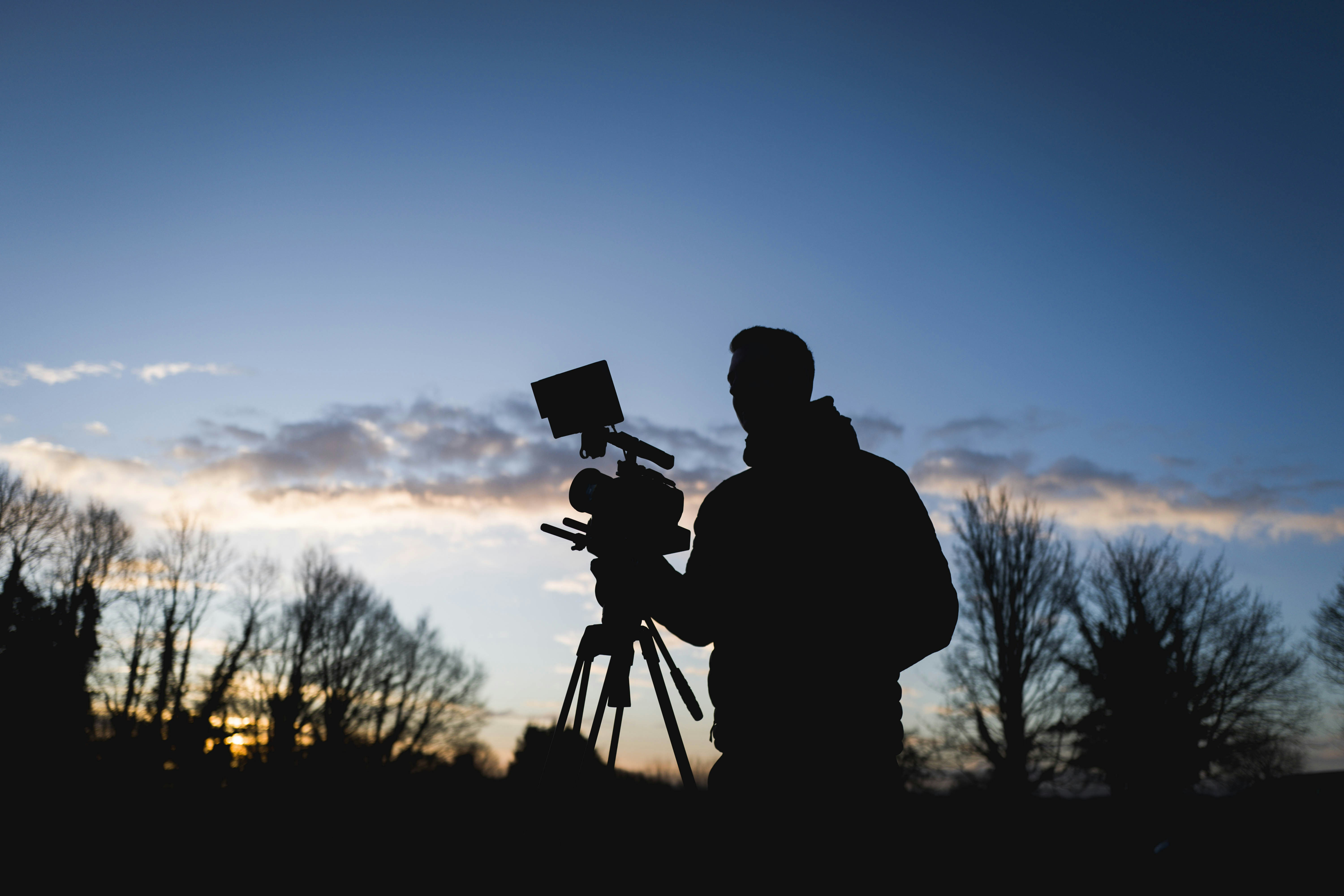 Matériel de tournage vidéo professionnel — caméra, lumières, stabilisateur